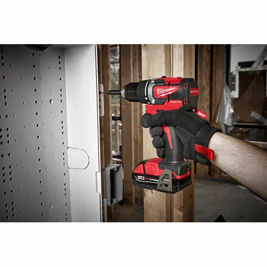 Milwaukee Kit de taladro/destornillador compacto sin escobillas M18 de 1/2"